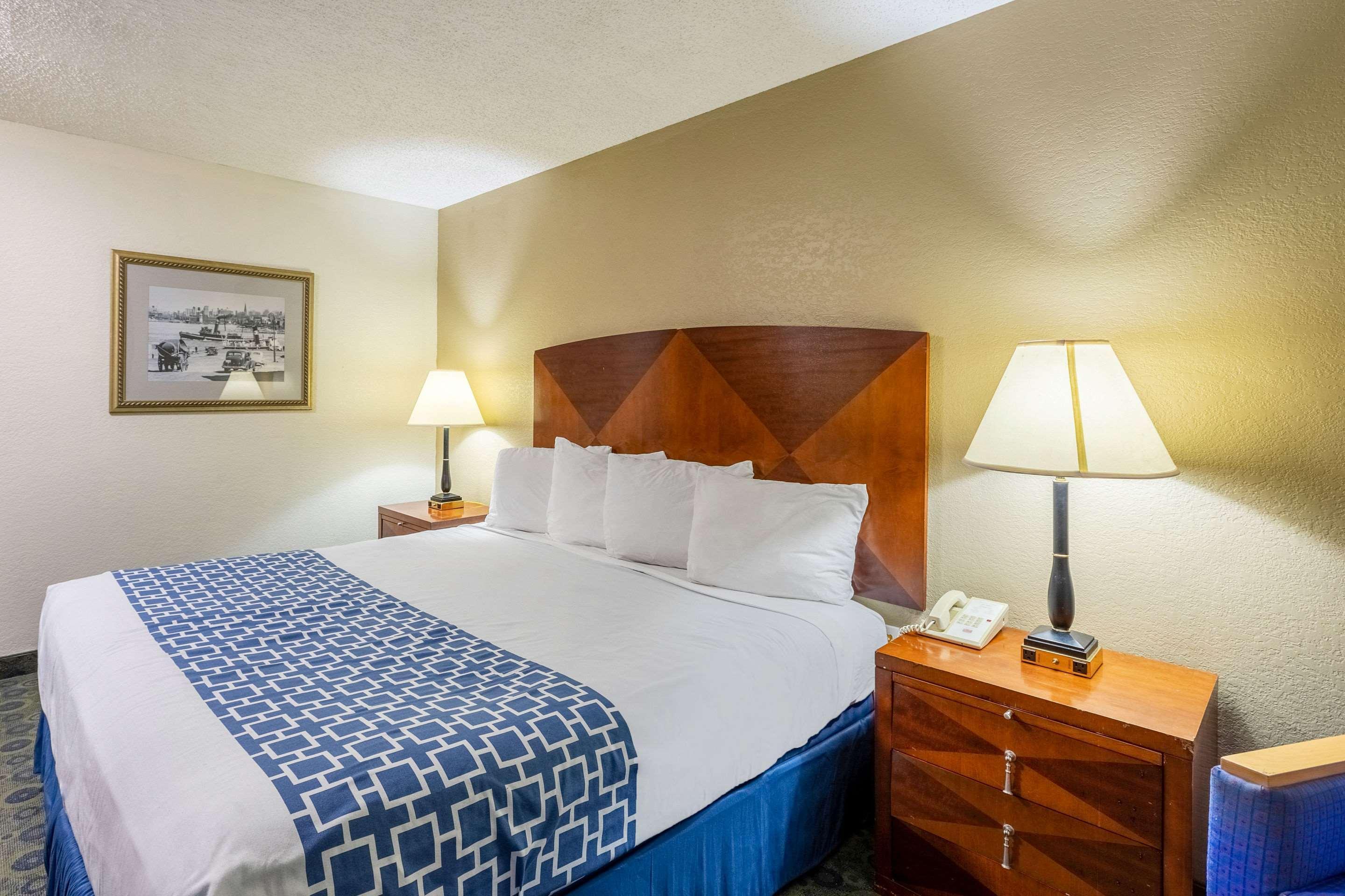 Auburn Econo Lodge Inn & Suites מראה חיצוני תמונה
