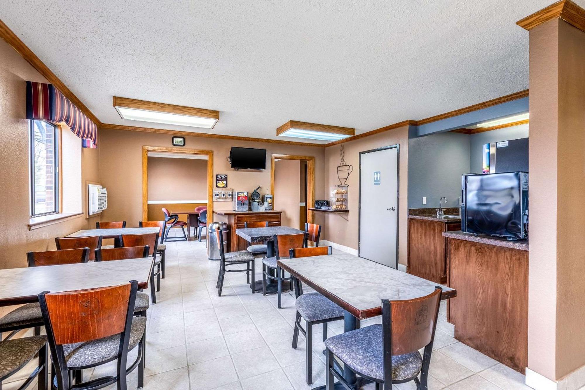 Auburn Econo Lodge Inn & Suites מראה חיצוני תמונה