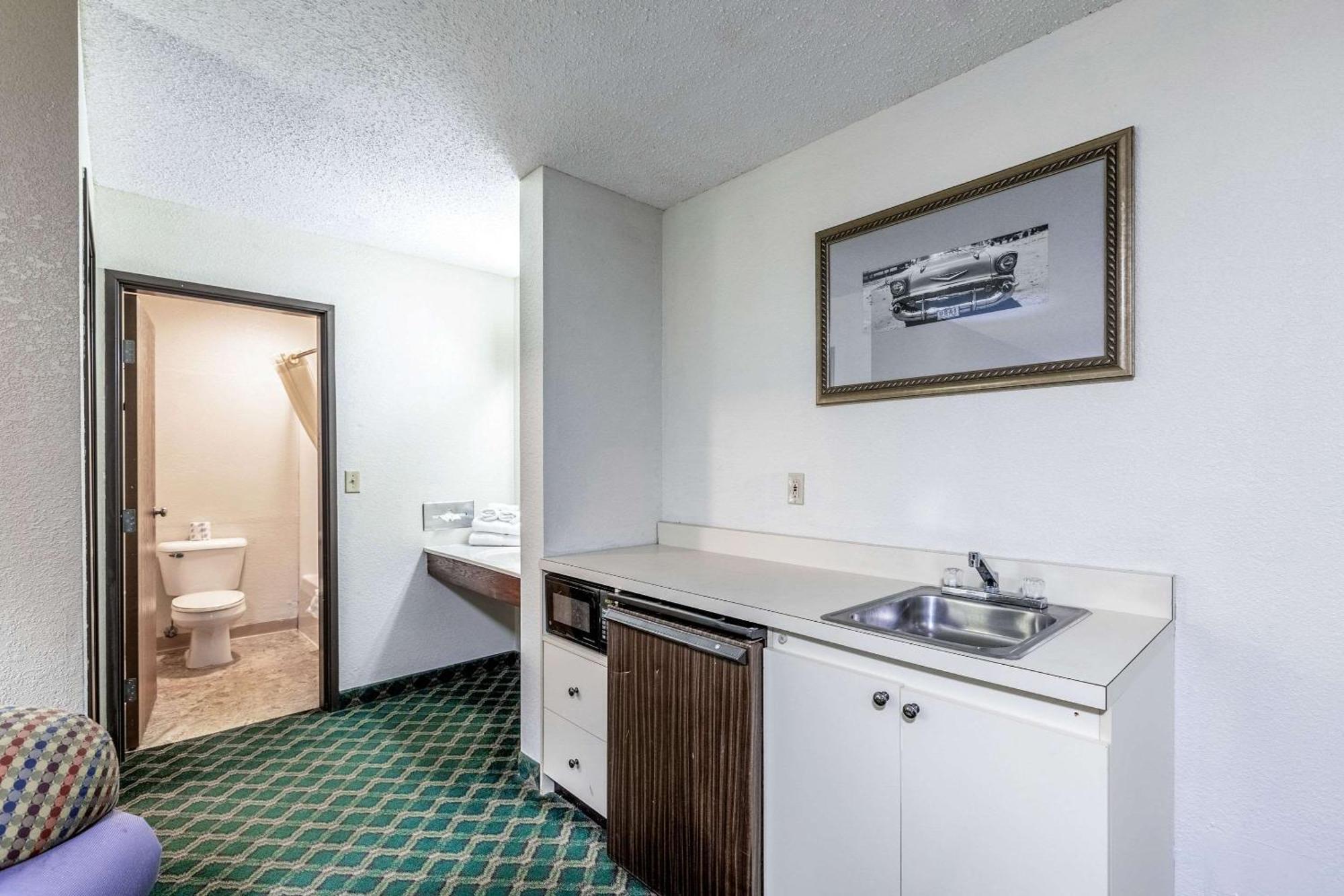 Auburn Econo Lodge Inn & Suites מראה חיצוני תמונה