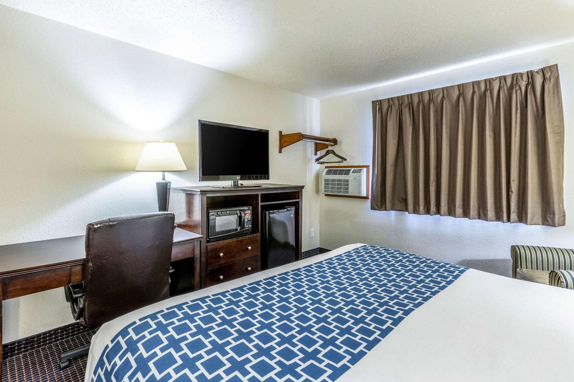 Auburn Econo Lodge Inn & Suites מראה חיצוני תמונה