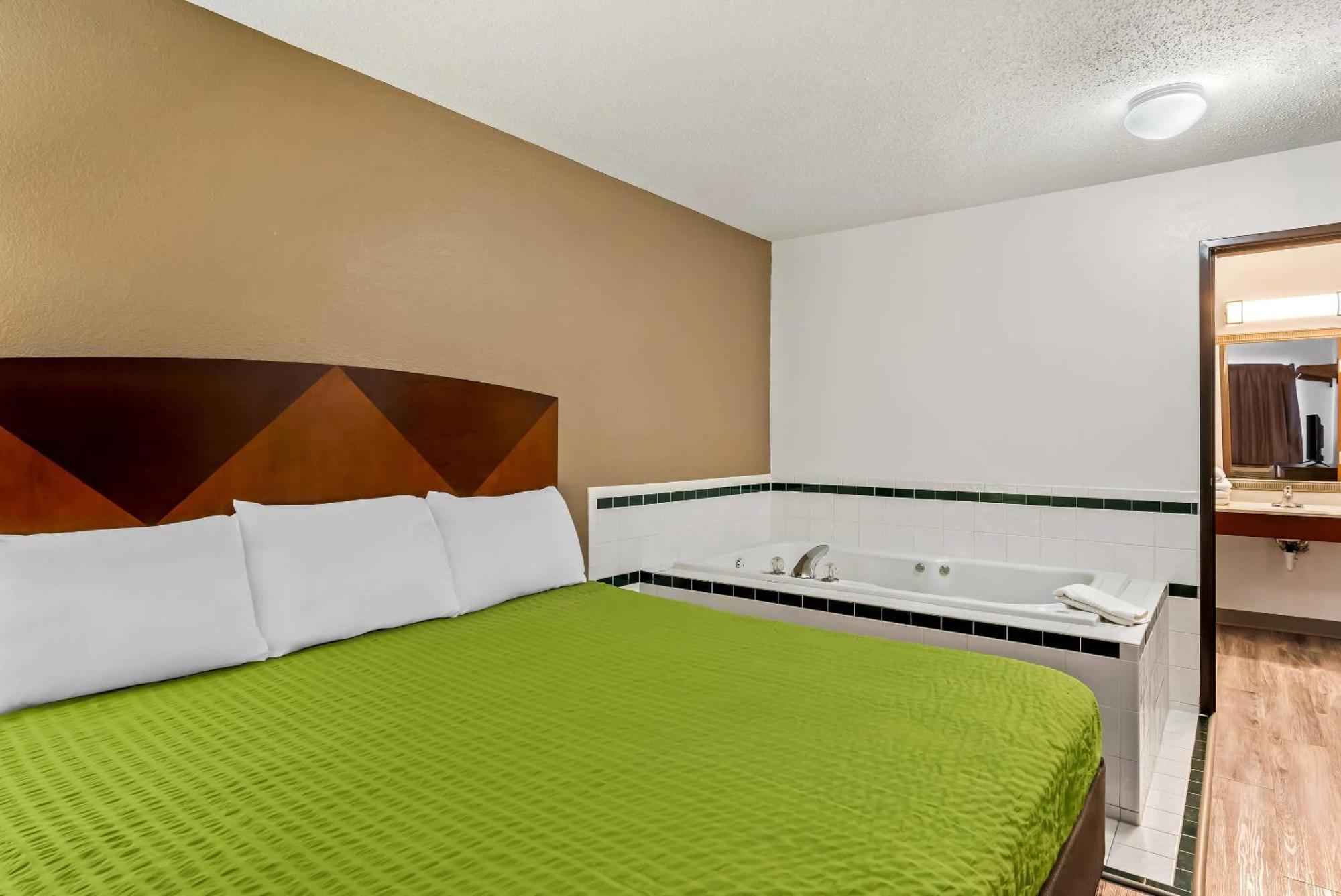 Auburn Econo Lodge Inn & Suites מראה חיצוני תמונה